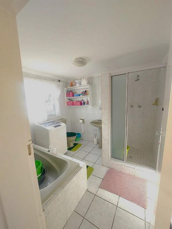 2 Bedroom Property for Sale in Goodwood Central Western Cape